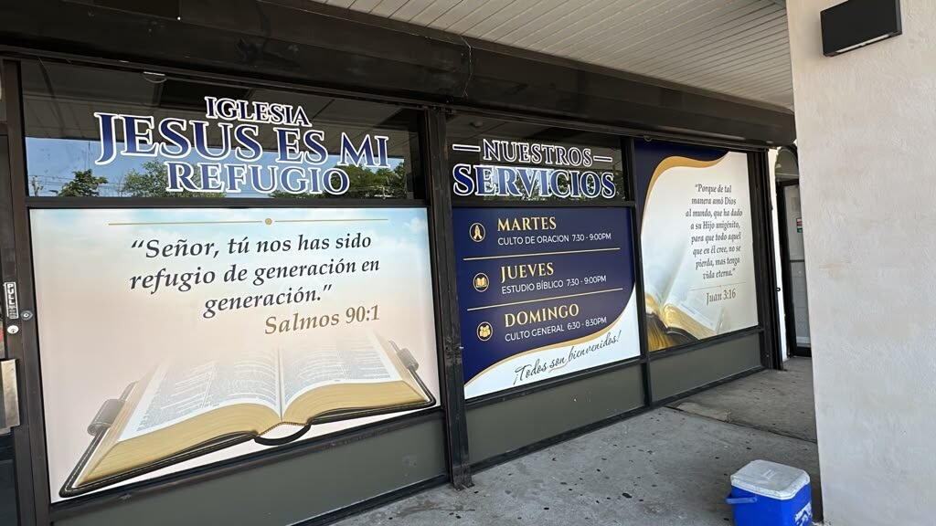 Service times on the windows for Iglesia Jesús Es Mi Refugio